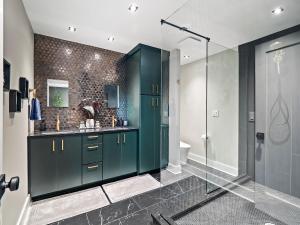 Koupelna v ubytování Lakefront Luxury - Kayaks - 4 Bedrooms - 3 Full Baths - Sleeps 8 + 151 fotografií