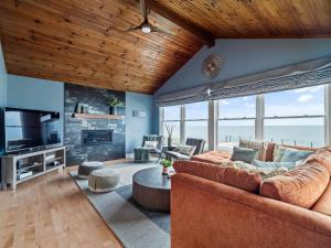 Posezení v ubytování Lakefront Luxury - Kayaks - 4 Bedrooms - 3 Full Baths - Sleeps 8