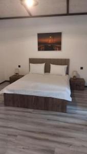 Un pat sau paturi într-o cameră la Ağ Evlər