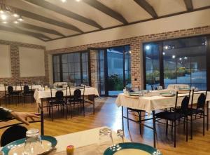 Un restaurant sau alt loc unde se poate mânca la Ağ Evlər