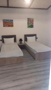 Un pat sau paturi într-o cameră la Ağ Evlər