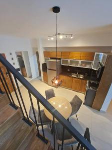 Η κουζίνα ή μικρή κουζίνα στο Miraculus Penthouse With Private Jacuzzi