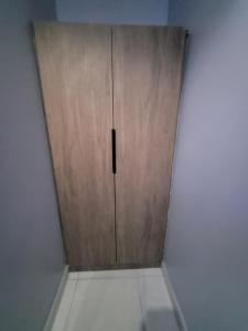 una puerta de madera en la esquina de una habitación en Danamic view hotel, en Abuja 2 fotos más