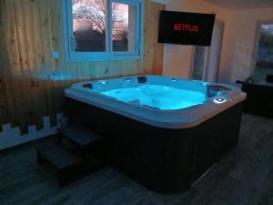 ein Whirlpool mit einem Schild, auf dem Quecksilber steht in der Unterkunft Logement insolite avec Jeux et Jacuzzi in Soulosse-sous-Saint-Élophe + 9 Fotos