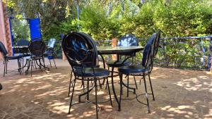 un grupo de sillas y una mesa en un patio en Eco Farm Tayssir Marrakech, en Marrakech 79 fotos más