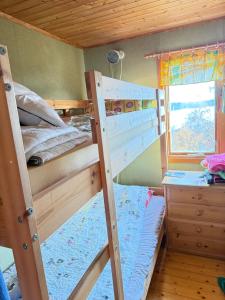 NybodaにあるSwedish Beach House in Stockholm Archipelago, Skärgårdsstuga i Roslagenの二段ベッド2台と机のある寝室
