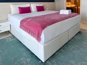 1 dormitorio con 1 cama grande con sábanas rosas y blancas en Stylish 1B Icon Brickell 25th fl Pool Spa Gym Parking, en Miami