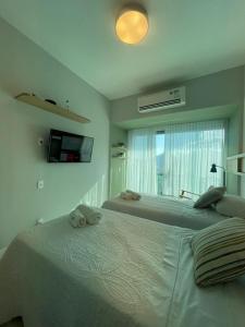 Una cama o camas en una habitación de TIFFANYs RIO FLAT 120 fotos más