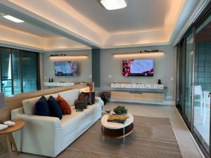 Una televisión o centro de entretenimiento en TIFFANYs RIO FLAT