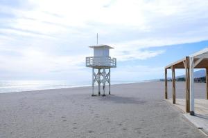 ein Rettungsschwimmer am Strand in der Unterkunft Apartalux Vera Palace in Vera