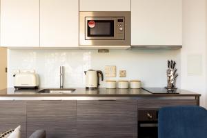 Kuchyň nebo kuchyňský kout v ubytování Modern Flat near Heathrow Airport
