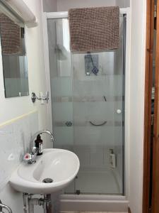 Koupelna v ubytování Gites de La Richardiere + 14 fotografií