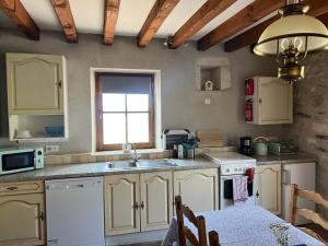 Kuchyň nebo kuchyňský kout v ubytování Gites de La Richardiere