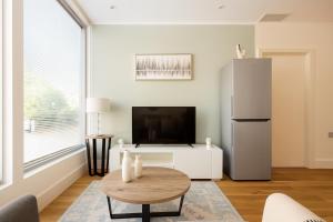 TV a/nebo společenská místnost v ubytování Modern Flat near Heathrow Airport + 10 fotografií