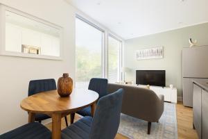 TV a/nebo společenská místnost v ubytování Modern Flat near Heathrow Airport