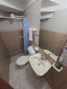 un baño con inodoro y lavabo en Aparta Hotel El Refugio de María, en Villa de Leyva