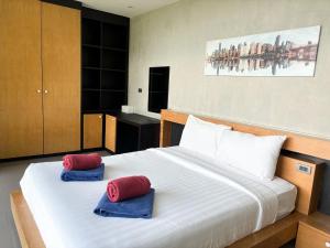 - une chambre avec un lit doté d'oreillers rouges et bleus dans l'établissement Design Duplex Pavillion 2 BR Natural Park P11, à Kamala Beach 11 autres photos