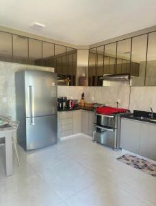 eine große Küche mit Küchengeräten aus Edelstahl in der Unterkunft Mansão Primavera com 03 quartos e piscina aquecida in Brasilia
