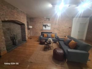 サンダーランドにあるSunderland Two Bed Apartmentsのソファとレンガの壁のあるリビングルーム