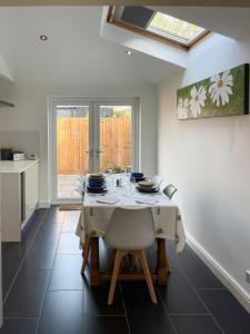 a kitchen and dining room with a table and chairs at Walk to Addenbrookes - Stylish 1 bed Apartment in CBG