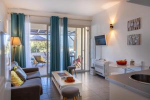 een woonkamer met een bank en een tafel bij Casa Mediterranio in Lumio