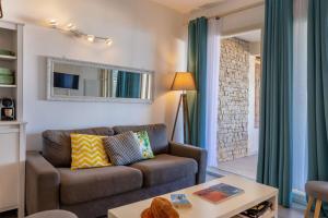 een woonkamer met een bank en een tafel bij Casa Mediterranio in Lumio +12 foto's