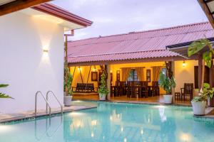 una piscina frente a una casa en The Tusker's Hideout, en Alawwa