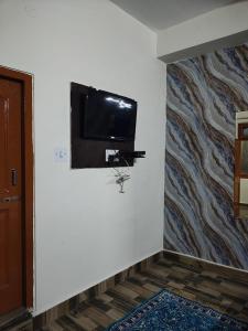 Μια τηλεόραση ή/και κέντρο ψυχαγωγίας στο Hotel krishna and Restaurant