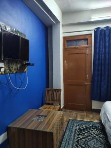 Μια τηλεόραση ή/και κέντρο ψυχαγωγίας στο Hotel krishna and Restaurant