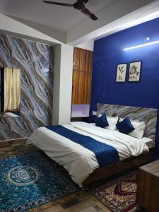 Ένα ή περισσότερα κρεβάτια σε δωμάτιο στο Hotel krishna and Restaurant