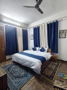 Ένα ή περισσότερα κρεβάτια σε δωμάτιο στο Hotel krishna and Restaurant +8 φωτογραφίες