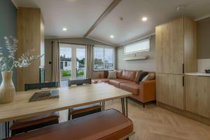 un salon avec une table et un canapé dans l'établissement Bower lodge 72, à Cameron