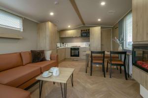 un salon avec un canapé et une table dans l'établissement Bower lodge 72, à Cameron 15 autres photos