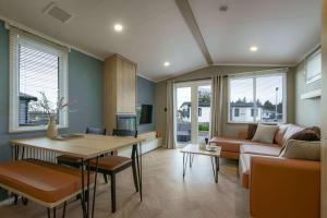 un salon avec un canapé et une table dans l'établissement Bower lodge 72, à Cameron