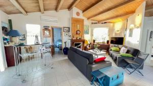 TV a/nebo společenská místnost v ubytování Maison à côté de la plage et des dunes, avec piscine