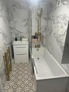 サンダーランドにあるSunderland Two Bed Apartmentsの浴槽と洗面台のある白いバスルーム