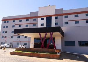 um grande edifício branco com uma estrutura vermelha em Transamerica Fit Catalão em Catalão