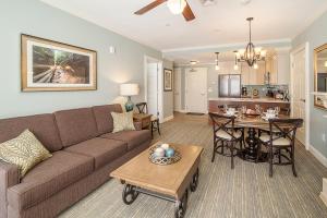 ein Wohnzimmer mit einem Sofa und einem Tisch in der Unterkunft RiverWalk Resort at Loon Mountain in Lincoln