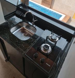 Kuchyň nebo kuchyňský kout v ubytování Loft Lindo e completo próximo à praia