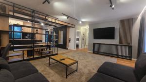 TV a/nebo společenská místnost v ubytování Above Village