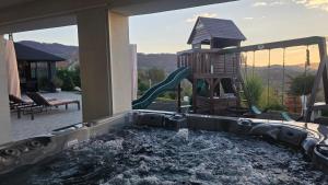 Bazén v ubytování Above Village nebo v jeho okolí