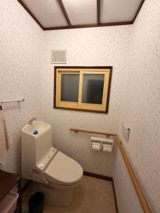 un bagno con wc e finestra di 小樽-Yew Villa a Otaru Altre 31 foto