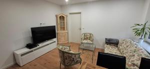 un soggiorno con un divano e una TV di Ferienwohnung Langwasser a Norimberga