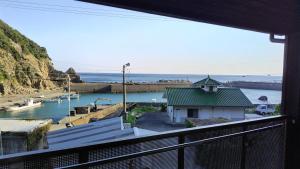 Blick auf einen Hafen mit Booten im Wasser in der Unterkunft イザリCafe in Yokoo