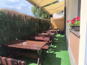 热舒夫Hotel Eden 24h的庭院里一排桌子和长椅