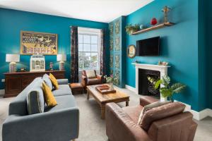 TV a/nebo společenská místnost v ubytování Judges Lodgings Hotel Apartments Gloucester Docks with Secure Parking