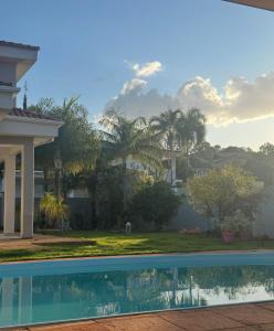 Blick auf ein Haus und einen Pool in der Unterkunft Mansão Primavera com 03 quartos e piscina aquecida in Brasilia