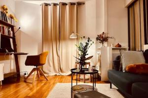 Χώρος καθιστικού στο Modern apartment in Courbevoie near the park