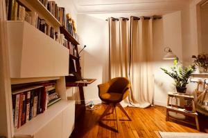 Η βιβλιοθήκη του διαμερίσματος