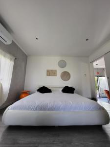 Postel nebo postele na pokoji v ubytování EMLAVIE - Maison familiale OU Loft SPA - à 3km Futuroscope + 65 fotografií